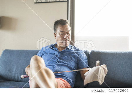 ゴルフクラブを手入れする男性 117422603