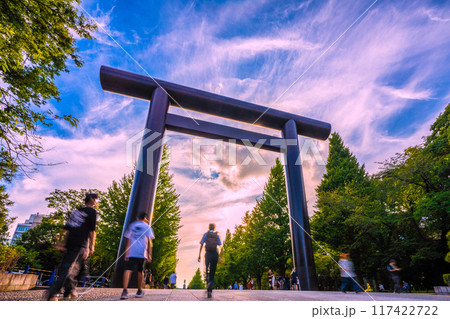 日本の東京都市景観終戦の日…悲劇を繰り返さない…マ姿は消えた…猛暑の中、靖国神社を訪れた人たち＝8月 117422722