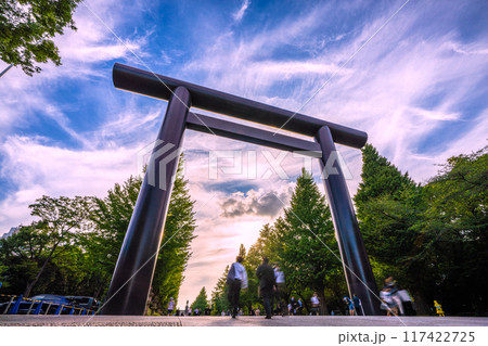 日本の東京都市景観終戦の日…悲劇を繰り返さない…マ姿は消えた…猛暑の中、靖国神社を訪れた人たち＝8月 117422725