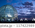 夕暮時の葛西臨海水族園のライトアップ 117422989