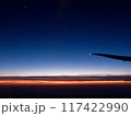 飛行機から見た夕焼け 117422990
