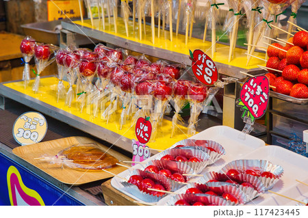 カラフルな飴 りんご飴 屋台 夏休み グルメ 果物 串刺し お祭りの写真