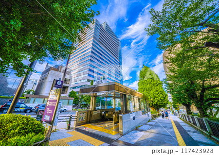 日本の東京都市景観 九段下駅(出入口2)や昭和館などを望む=8月15日 日本の東京都市景観 九段下駅(出入口2)や昭和館などを望む=8月15日 117423928