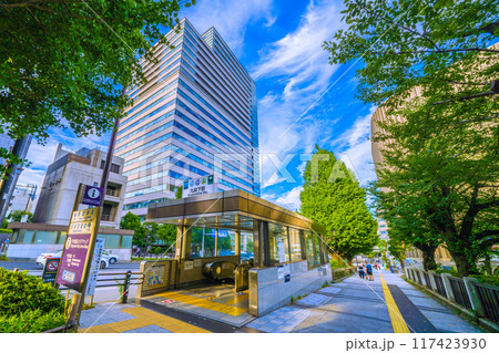 日本の東京都市景観 九段下駅（出入口2）や昭和館などを望む＝8月15日 117423930