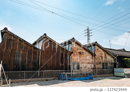 ノコギリ屋根のレトロな織物工場 117423949
