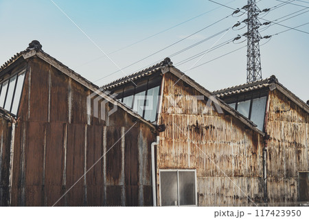 ノコギリ屋根のレトロな織物工場 117423950