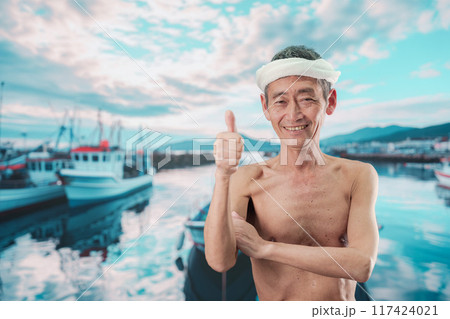 笑顔で腕を組む高齢の漁師 笑顔で腕を組む高齢の漁師 117424021