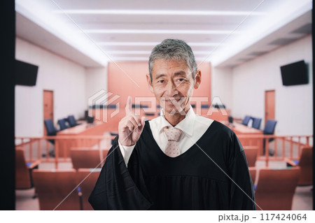 裁判所にいる高齢の裁判官 117424064