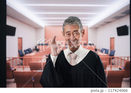 裁判所にいる高齢の裁判官 裁判所にいる高齢の裁判官 117424066