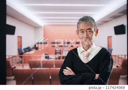 裁判所にいる高齢の裁判官 117424069