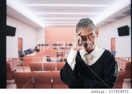 裁判所にいる高齢の裁判官 117424071