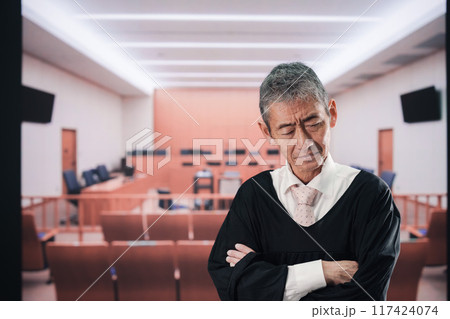 裁判所にいる高齢の裁判官 117424074