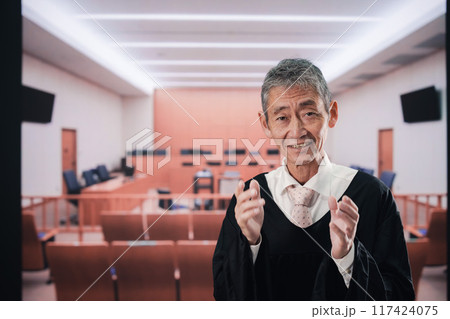 裁判所にいる高齢の裁判官 117424075