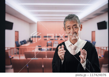 裁判所にいる高齢の裁判官 117424076