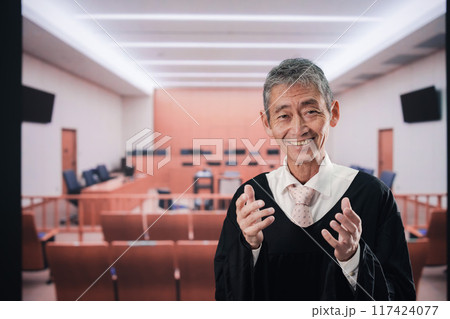 裁判所にいる高齢の裁判官 117424077