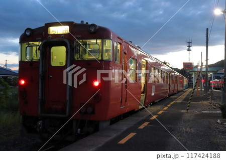 ［T10］引田駅に到着した高徳線キハ47 117424188