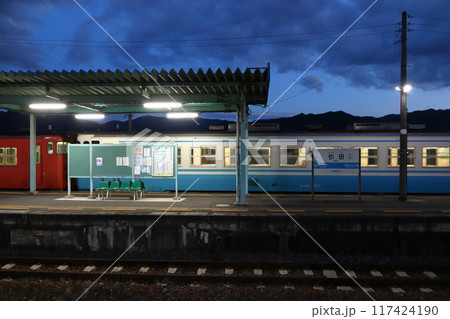 ［T10］引田駅に到着した高徳線キハ47 117424190