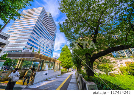 日本の東京都市景観 九段下駅（出入口2）や昭和館などを望む＝8月15日 117424243
