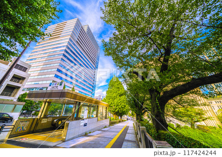 日本の東京都市景観 九段下駅(出入口2)や昭和館などを望む=8月15日 日本の東京都市景観 九段下駅(出入口2)や昭和館などを望む=8月15日 117424244