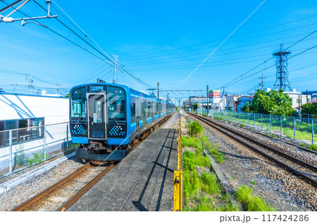 日本の寒川都市景観 7月。JR相模線　寒川駅前やJR相模線新型車両E131系電車などを望む＝21日 117424286