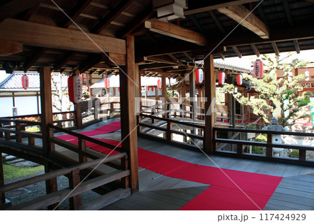 紅葉の名所滋賀県の西教寺 117424929