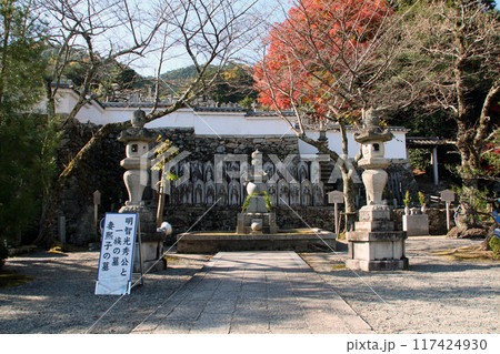 紅葉の名所滋賀県の西教寺にある明智光秀の墓 紅葉の名所滋賀県の西教寺にある明智光秀の墓 117424930