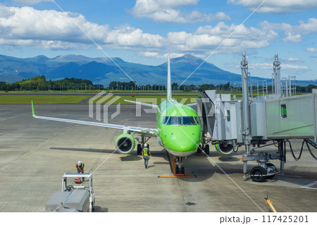 霧島山とFDAの出発準備風景 鹿児島空港 霧島山とFDAの出発準備風景 鹿児島空港 117425201