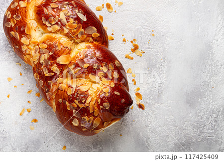 braided, sweet bread pie, with sliced almonds, breakfast, braided bread, brioche, on a light background, top view, no people, braided, sweet bread pie, with sliced almonds, breakfast, braided bread, brioche, on a light background, top view, no people, 117425409