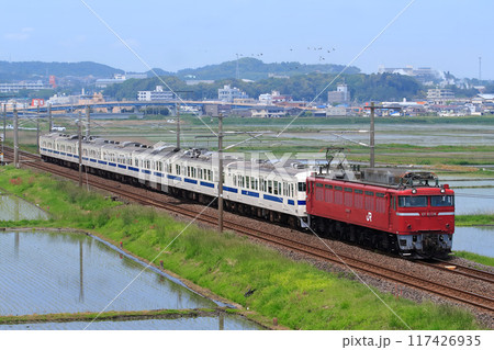 特殊装備を持つ配給列車用機関車が415系電車の廃車回送を牽く 117426935