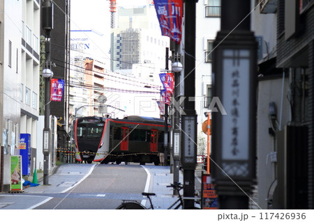 北品川の懐かしい路地風景を横切る電車 117426936