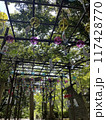 新緑の中の風鈴 117428770