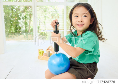 ボールで遊ぶ男の子 ボールで遊ぶ男の子 117428776