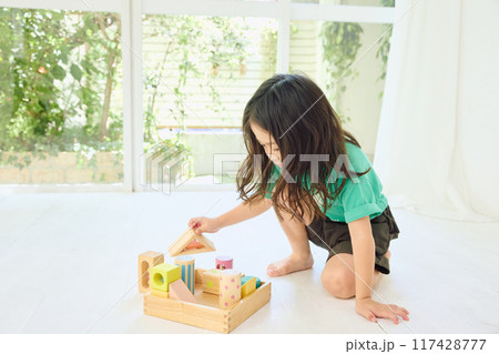 積み木で遊ぶ男の子 積み木で遊ぶ男の子 117428777