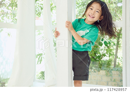 リビングで遊ぶ男の子 117428957
