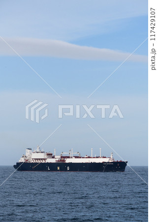 東京湾浦賀水道を南下するLNG船 117429107