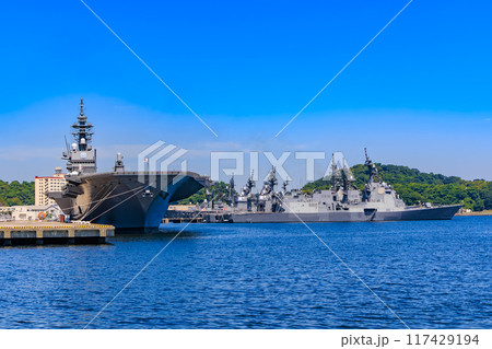 神奈川県 横須賀市 ヴェルニー公園から見た 海上自衛隊 横須賀基地 神奈川県 横須賀市 ヴェルニー公園から見た 海上自衛隊 横須賀基地 117429194