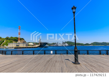 神奈川県 横須賀市 ヴェルニー公園から見た 海上自衛隊 横須賀基地 神奈川県 横須賀市 ヴェルニー公園から見た 海上自衛隊 横須賀基地 117429211