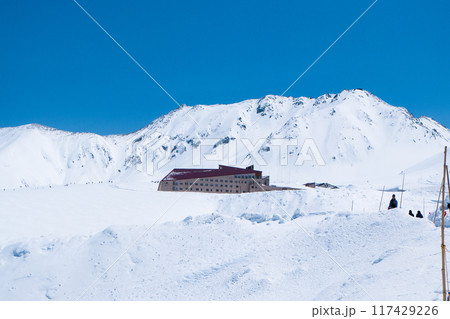リゾートホテルと立山連峰4月雪の多い立山黒部アルペンルート立山連峰とリジーとホテル4月雪の多い立山黒 117429226