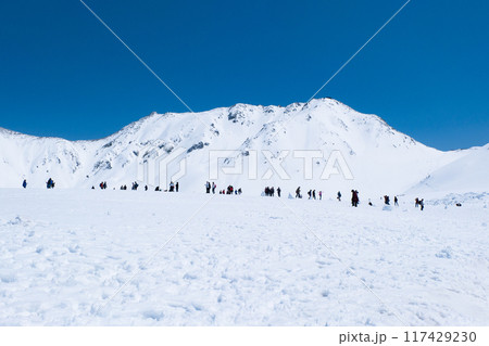 立山連峰4月雪の多い立山黒部アルペンルート 117429230