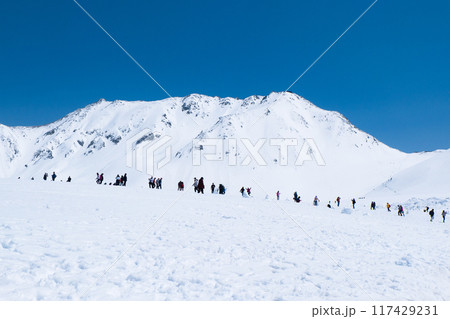立山連峰4月雪の多い立山黒部アルペンルート 117429231