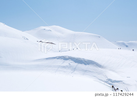 雪に埋もれたミクリガ池から室堂ターミナル4月雪の多い立山黒部アルペンルート 117429244