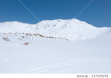 立山連峰4月雪の多い立山黒部アルペンルート 117429249