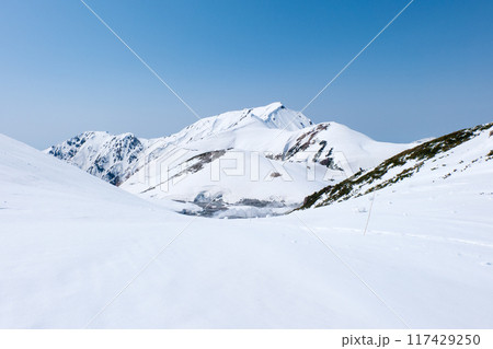 地獄谷と大日岳連山4月雪の多い立山黒部アルペンルート 117429250