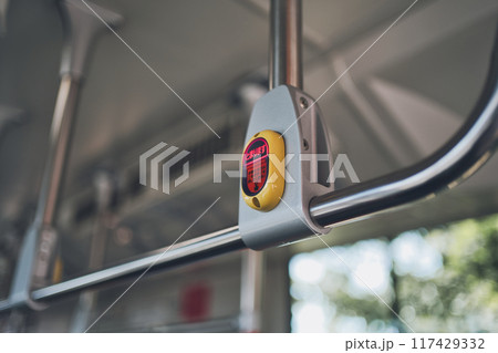 バスの停車ボタンのクローズアップ 117429332