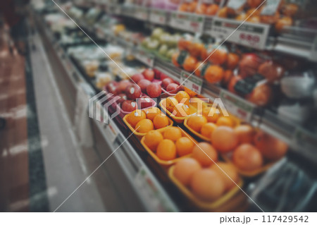 スーパーマーケット店内のぼかし風景 117429542