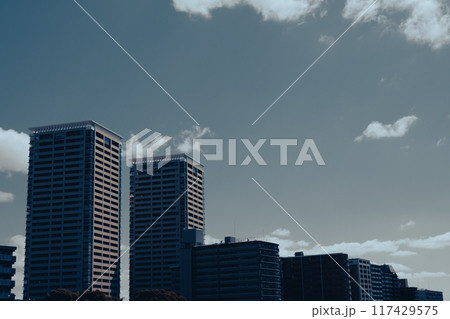 マンションの外観と空 117429575