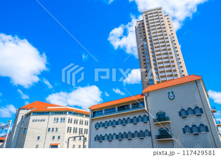 宝塚大劇場と阪急電車の都市風景 117429581