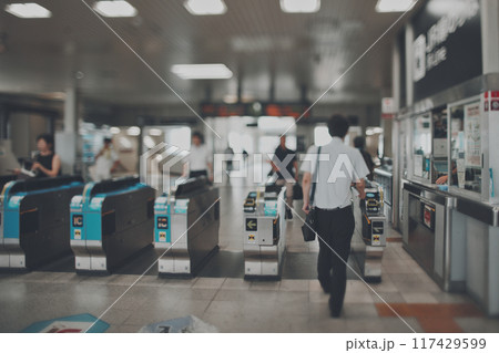 改札を利用する人々 117429599