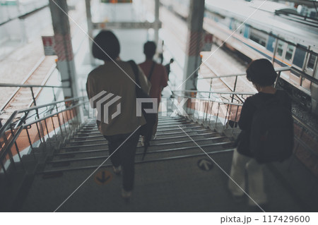 駅の階段を降りる人 117429600