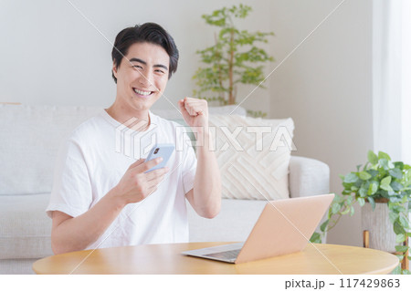 家でテレワークをするビジネスマン 117429863